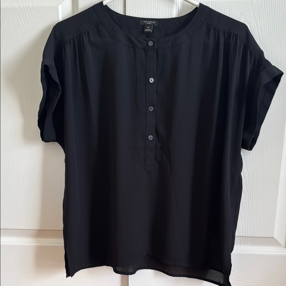 Ann Taylor Black Button-Up Women's Short Sleeve Top Medium Petite MP